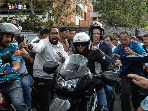Cảnh sát Venezuela tìm đến nhà Tổng thống tự phong Guaido