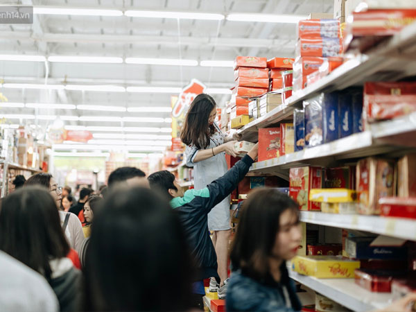 Ảnh: 'Choáng' với cảnh siêu thị ở Hà Nội kín đặc người ngày cuối năm, khách trèo lên cả kệ hàng để mua sắm