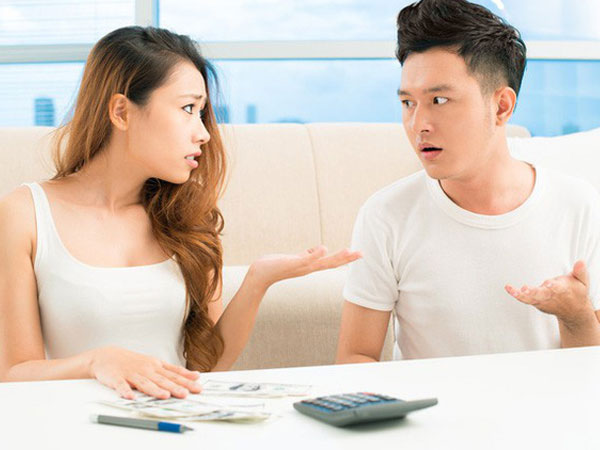 Chồng được thưởng Tết 80 triệu, tôi ngỏ ý biếu nhà đẻ 10 triệu nhưng bị chồng 'tạt một gáo nước lạnh' phũ phàng