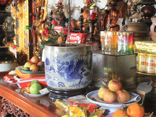 Chuyên gia trả lời câu hỏi phải đợi đến gần Tết mới tỉa chân hương, lau dọn bàn thờ khiến ai cũng bất ngờ