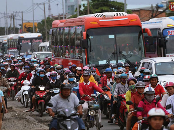 Kết thúc ngày làm việc cuối cùng của năm cũ: Người người vượt khói bụi kẹt xe, hân hoan về quê ăn Tết
