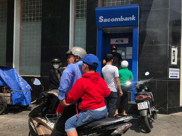 Ngày 27 Tết, có tiền cũng khó rút vì… ATM
