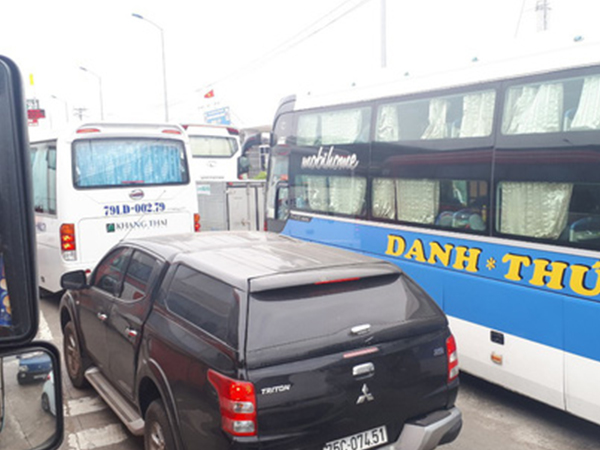 Trạm thu phí BOT Ninh Lộc trên Quốc lộ 1 tê liệt vì tài xế dừng xe