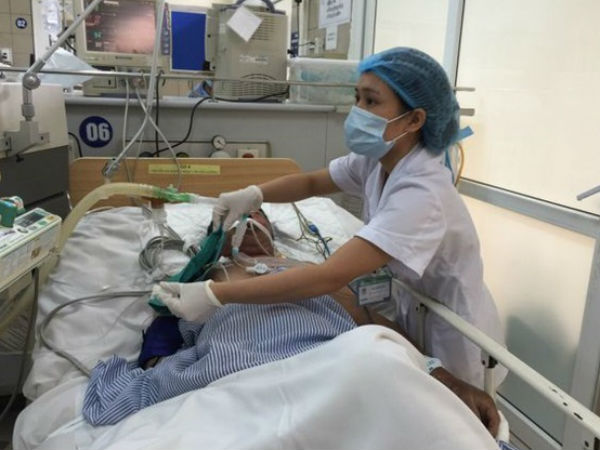 Uống 8 chai rượu tất niên, nam thanh niên hôn mê