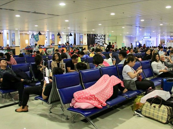 Video: Nằm ngủ chờ chuyến bay ở Tân Sơn Nhất ngày cận Tết