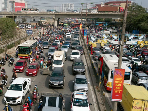 Dòng người về quê ăn Tết khiến cửa ngõ thủ đô Hà Nội ùn ứ