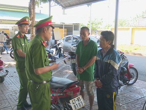 Ném ớt bột vào mặt người chạy xe ôm để cướp kiếm tiền tiêu Tết