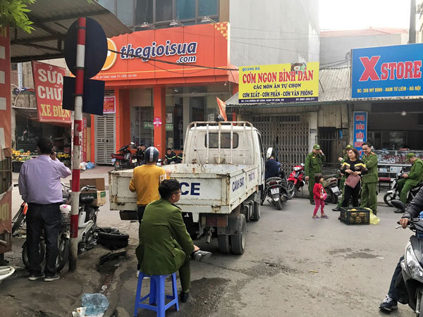 Người đàn ông nghi ngáo đá dùng xăng cố thủ, dọa đốt nhà