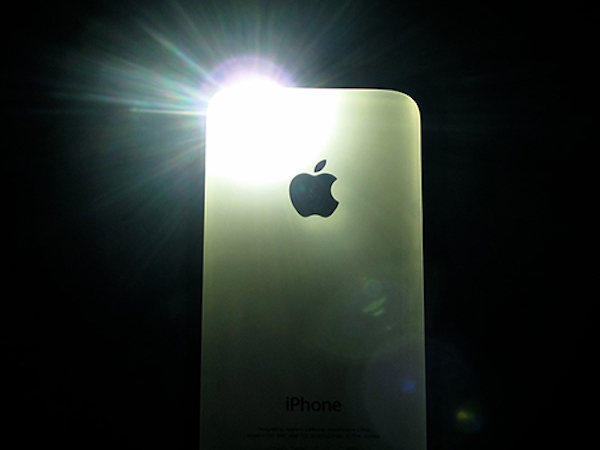 Người dùng phàn nàn iPhone X, XS và XR tự bật đèn pin