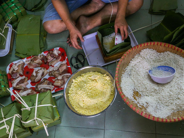 Người Sài Gòn thức đêm nấu bánh chưng khắp các con hẻm