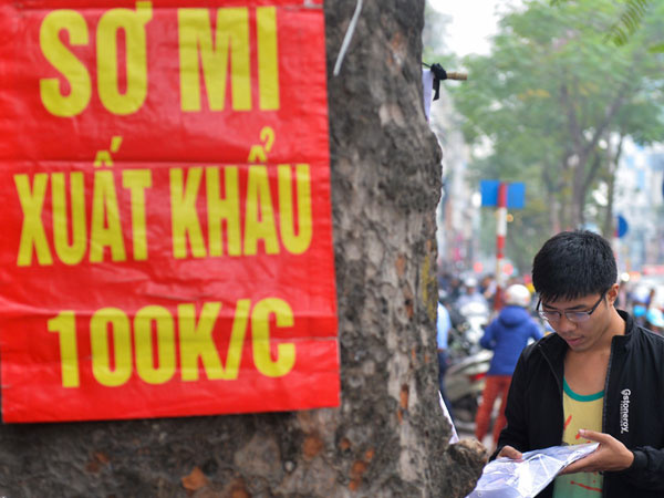 Quần áo đại hạ giá, đổ đống đầy đường ngày giáp Tết