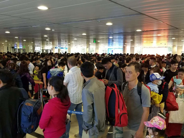Sân bay Tân Sơn Nhất 'nêm cứng' người, lập kỉ lục 900 chuyến bay/ngày