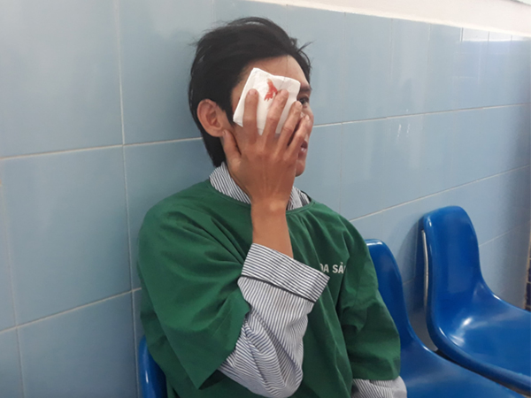 Thanh niên hỏng một mắt do chơi pháo