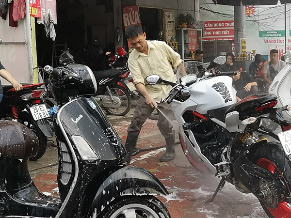 Dịch vụ rửa xe, làm gà thuê tăng giá gấp đôi vẫn 'đắt khách như tôm tươi' chiều 29 Tết