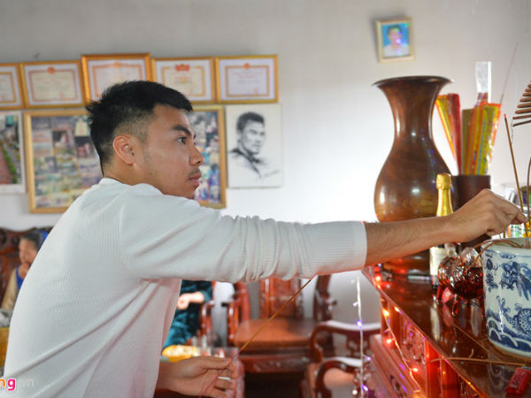 Đức Huy cùng bố chọn hoa, làm cỗ tất niên