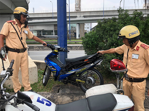 Đường phố Sài Gòn vắng phương tiện chiều 29 Tết, hàng trăm thanh niên tổ chức đua xe trái phép