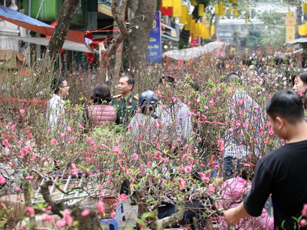 Hà Nội: Chợ hoa cổ Hàng Lược, chỉ họp 1 phiên duy nhất đông nghịt ngày cuối năm