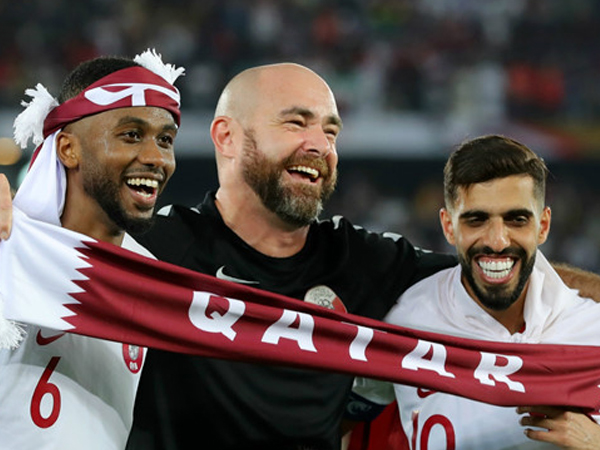 LĐBĐ Qatar sa thải Felix Sanchez, mời HLV Wenger sau Asian Cup?