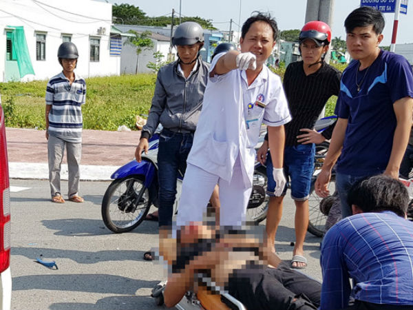 Nam thanh niên nguy kịch sau cú tông xe máy vào ôtô tải
