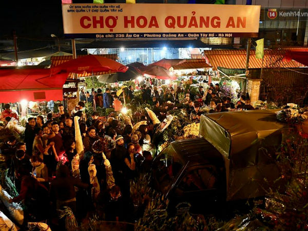 Người dân chen chúc đi mua hoa tại chợ Quảng An, giao thông qua chợ ùn tắc kéo dài