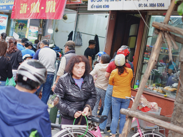 Người Hà Nội xếp hàng cả tiếng chờ mua bánh chưng, giò chả tại cửa hàng có tiếng chiều 29 Tết
