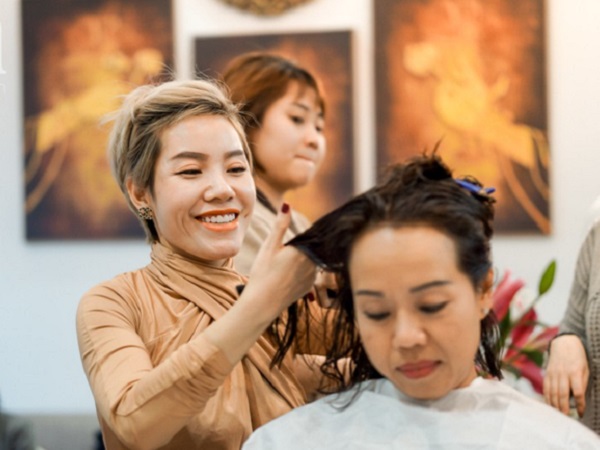 Sát giao thừa, chị em vẫn ùn ùn kéo nhau đi làm đẹp, chủ spa kiếm cả tỉ đồng chỉ trong 1 tuần giáp Tết