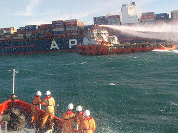 Tàu hàng container Singapore cháy trên biển Phú Yên