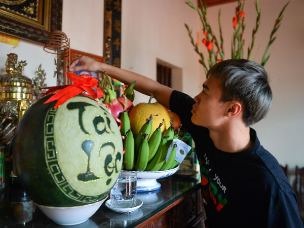 Văn Toàn dọn nhà, giúp mẹ làm cơm tất niên