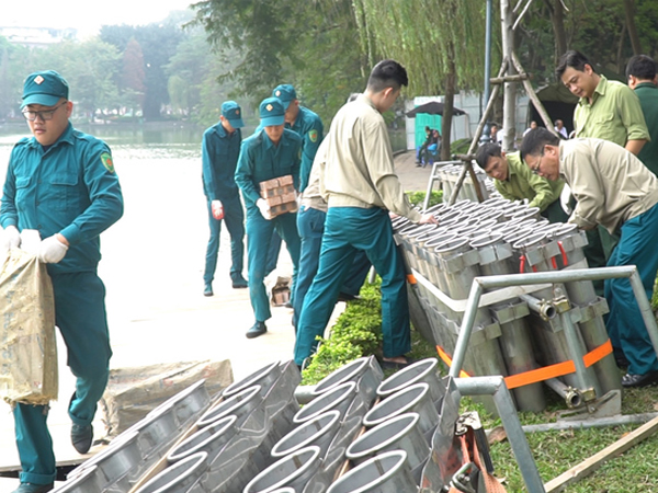 Video: Hà Nội gấp rút lắp đặt giàn pháo hoa bắn đêm giao thừa