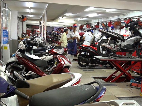 Video: Xe máy xếp hàng dài chờ sửa dịp cận Tết ở Sài Gòn