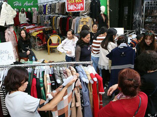 Chen chân mua hàng giảm giá ngày cuối năm trên phố cổ