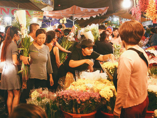 Chợ hoa lớn nhất Sài Gòn tấp nập kẻ bán người mua tối 29 Tết, tiểu thương 'tươi như hoa' vì bán được hàng