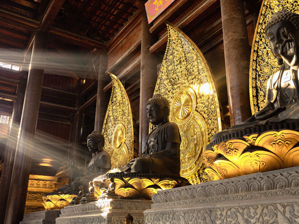 Đấu giá thiên thạch mặt trăng, đại gia xây chùa lớn nhất Việt Nam