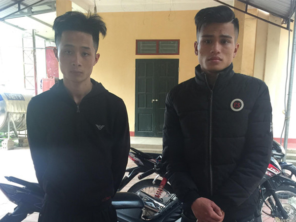 Hai thanh niên ném pháo vào trụ sở công an huyện