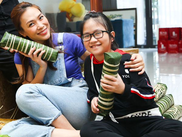 Mỹ Tâm quây quần bên gia đình, trổ tài nấu bánh tét, làm mứt dịp Tết