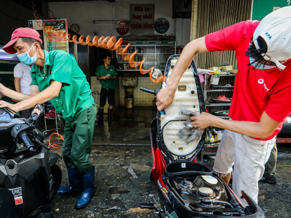 Người dân TP HCM tấp nập mang xe đi rửa ngày cuối năm