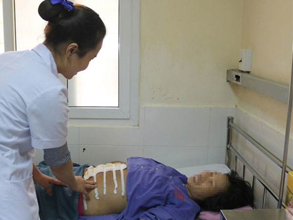 Thai nhi thò tay khỏi bụng, mẹ bầu mới đến viện