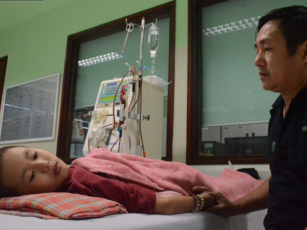 Xót lòng những đứa trẻ phải đón tết trước cổng bệnh viện ở Hà Nội: Nhắc đến quê nhà lại ứa nước mắt vì nhớ