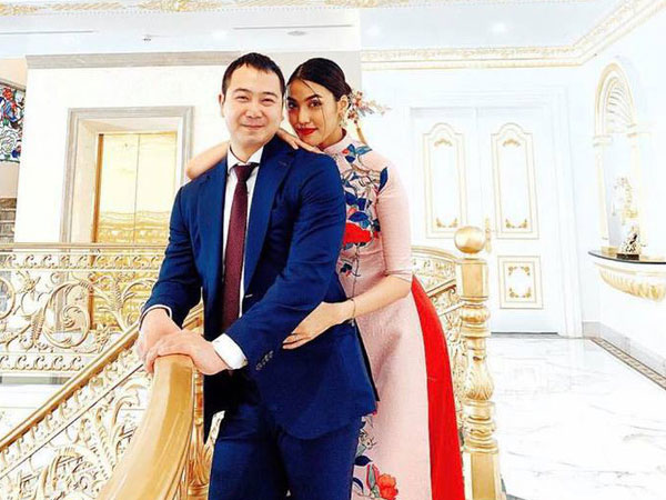Hai nàng dâu mới Lan Khuê - Thanh Tú đồng loạt khoe ảnh diện áo dài cùng ông xã trong ngày mùng 1 Tết