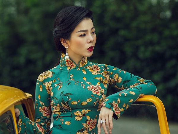 Lệ Quyên được fan nam tặng 100 tờ đô la khi đi hát ngày Tết