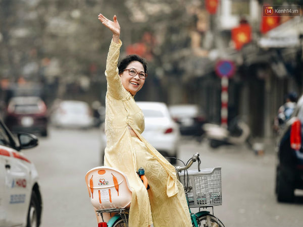 Người Hà Nội nô nức xuống phố ngày đầu năm, xúng xính diện áo dài truyền thống đi chơi Tết