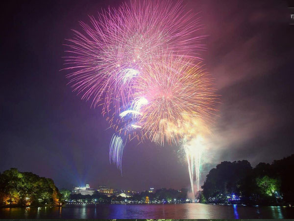 Pháo hoa rợp trời đêm giao thừa, cả nước hân hoan chào đón năm mới Kỷ Hợi 2019
