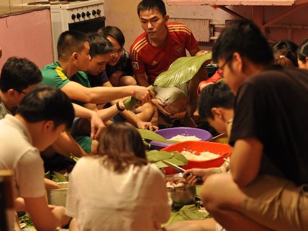 Du học sinh ở nước ngoài ăn Tết cổ truyền ra sao?