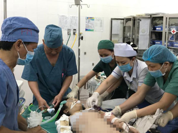 Hàng chục bác sĩ mùng Một Tết được huy động cứu bé bị tai nạn tàu lượn