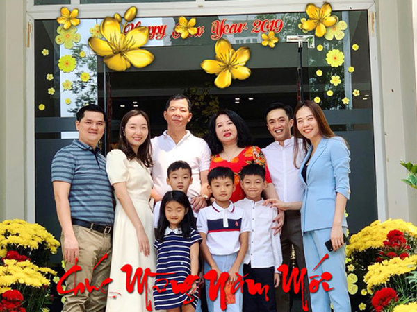 Hãy nhìn hành động của Đàm Thu Trang với Subeo trong bức ảnh đoàn tụ cùng đại gia đình nhà Cường Đô La