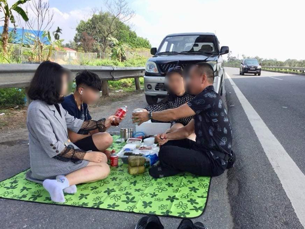 Hình ảnh gây phẫn nộ: Cả gia đình trải bạt, ăn uống trên cao tốc Nội Bài - Lào Cai bất chấp dòng phương tiện chạy rầm rập