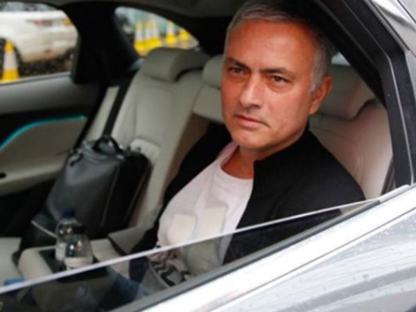 Mourinho bị phạt 12 tháng tù vì trốn thuế