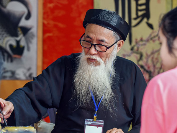 Người Hà Nội đi xin chữ đầu năm