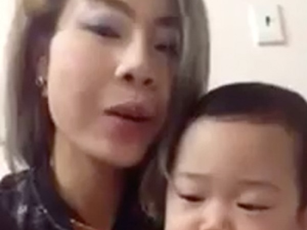 Tết của mẹ con 'hot girl Bella': Bé Peter tái xuất cực đáng yêu, ngoan ngoãn ngồi lòng mẹ chúc mừng năm mới