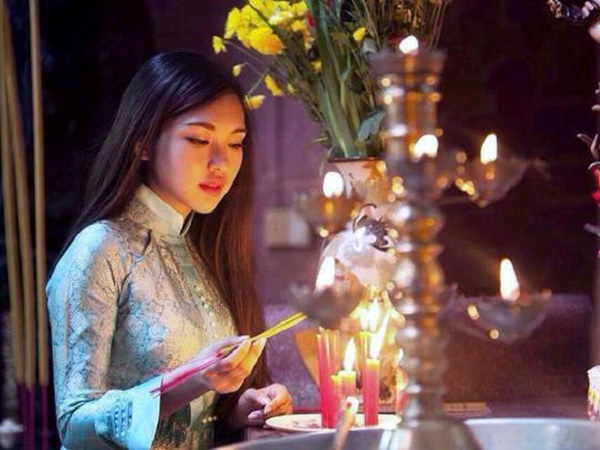 Ý nghĩa thật sự đằng sau nghi thức dâng 3 nén hương, vái 3 lạy khi cúng tổ tiên, lễ chùa ngày Tết